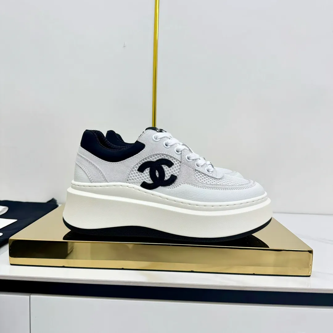 👟👟Ex-factory price 600👟👟 Upgraded version, upgraded version, upgraded version! No rebuttal accepted! ! ! ! Chanel Chanel panda shoes! 2025 counter's top casual sports shoes. This classic design; the upper is electro-embroidered with a variety of techniques; the outsole is fashionable and sporty; the unusual inclusion of a variety of color matching elements... The diversified mix and match is very good-looking and versatile, and can be used for leisure, fashion, sports, and outdoor... ꫛꫀꪝ Go➫ Materials: ❶Upper made of: original imported first-layer silk cowhide + original waterproof cloth + original first-layer cowhide ❷Inner lining: Original Yangli+Net ❸Outsole based on: Original TPU combination outsole Counter boutique packaging complete set for women 35–41 👉 👉 👉 👉 👉
